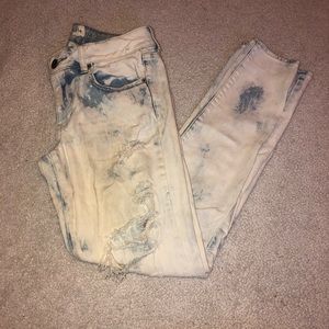 American Eagle Bleached Boyfriend Jeans*not yellow